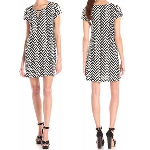 JESSICA SIMPSON Black & Ivory Textured Chevron Pattern Keyhole Shift Dress
